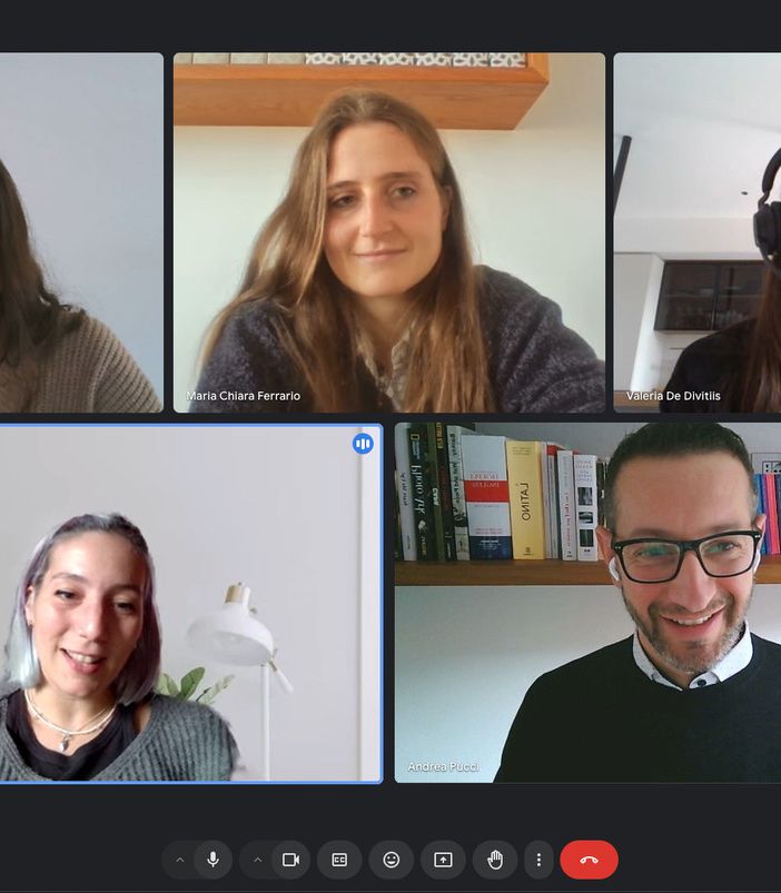 Nella foto: call tra Andrea Pucci, le neo assunte Maria Chiara Ferrario e Safae El Ouaqoudi e lo staff Reverse Nella foto: call tra Andrea Pucci, le neo assunte Maria Chiara Ferrario e Safae El Ouaqoudi e lo staff Reverse