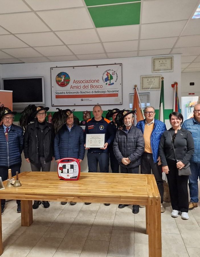 Un nuovo defibrillatore per la squadra Aib Bellinzago grazie all'Associazione Bersaglieri