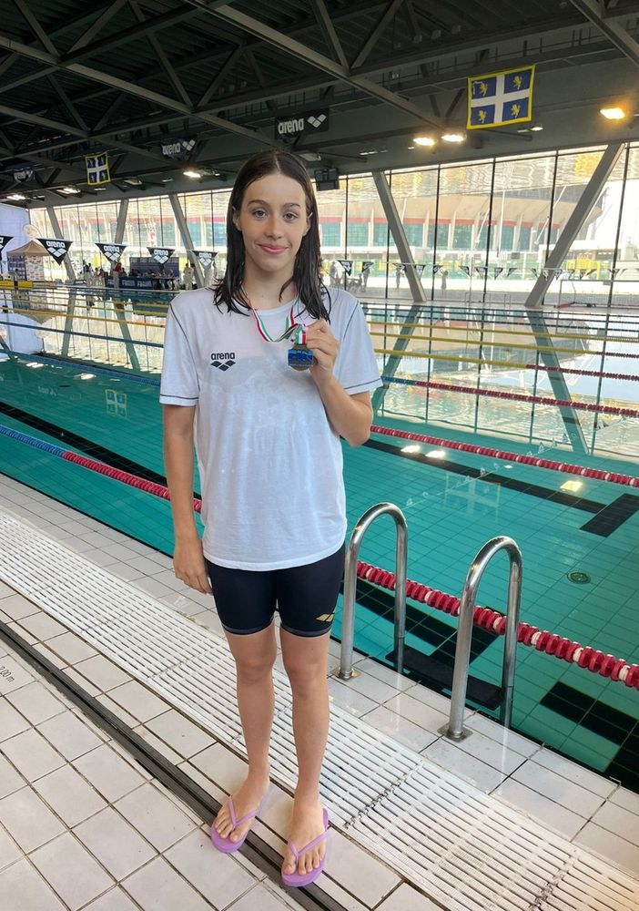Libertas nuoto Novara, pioggia di titoli e medaglie ai regionali estivi di categoria