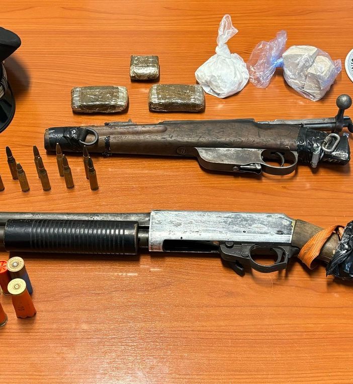 Un casolare abbandonato trasformato in un centro di confezionamento di droga per lo spaccio: blitz dei Carabinieri