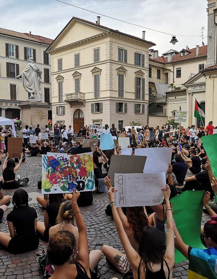 Tanti ragazzi in piazza per il presidio antirazzista