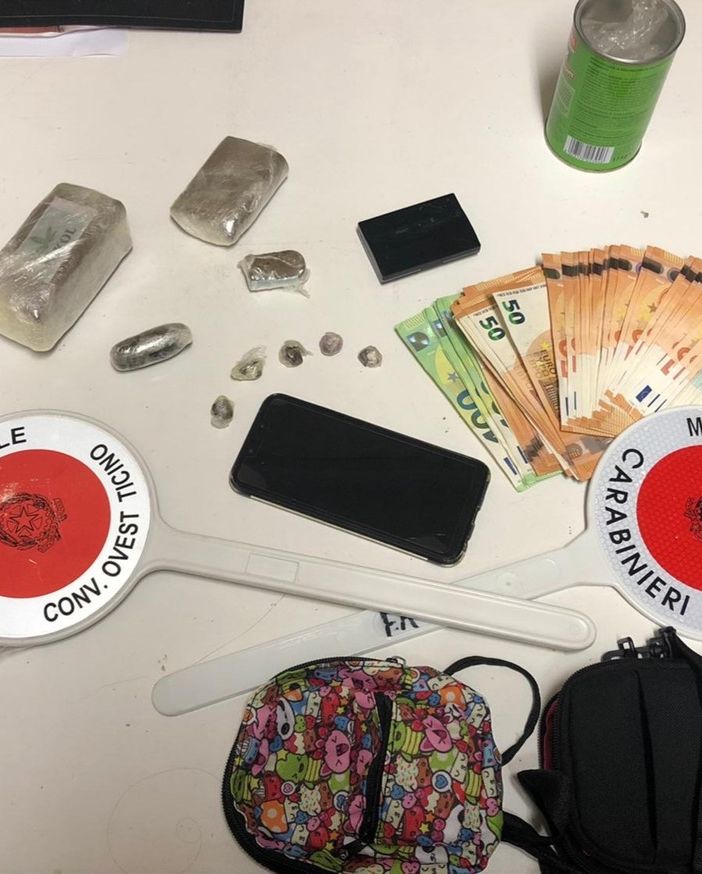 Fermato spacciatore che aveva in casa 3 etti di hashish e quasi 4mila euro in contanti