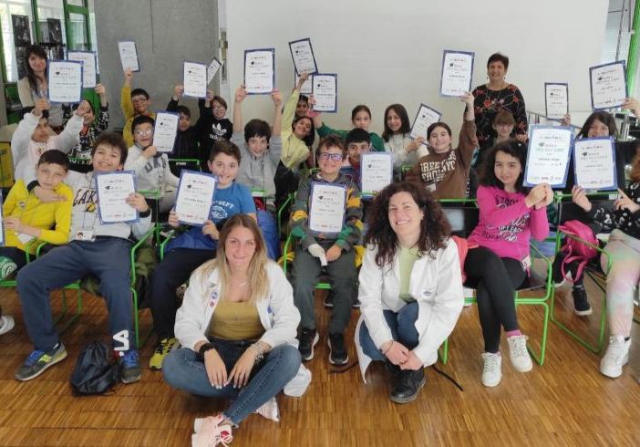 Chimicamica 2024: scoperte scientifiche e divertimento per i giovani scienziati di Novara