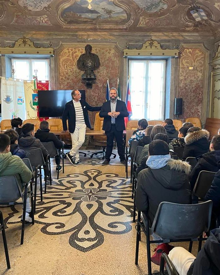 Delle classi della primaria &quot;Rodari&quot; in visita al comune di Trecate