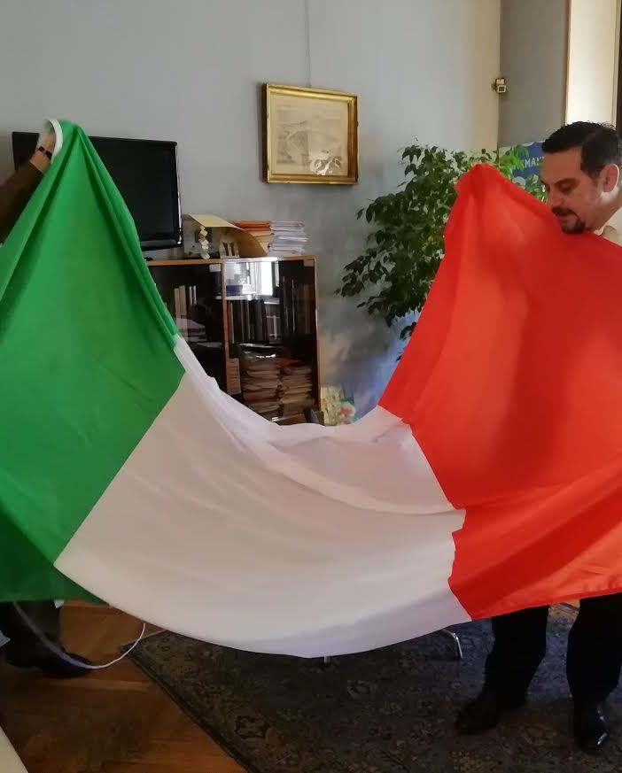 La sezione novarese dell’Associazione nazionale Combattenti e Reduci ha donato all’amministrazione comunale due nuove bandiere tricolori