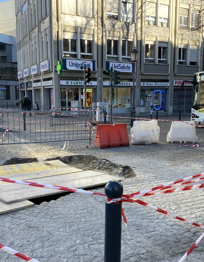 Corso Garibaldi parzialmente chiuso al traffico dopo il cedimento