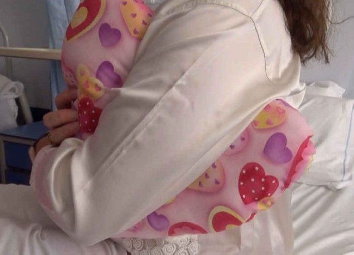 All’ospedale di Borgomanero un cuscino a forma di cuore per le donne operate al seno