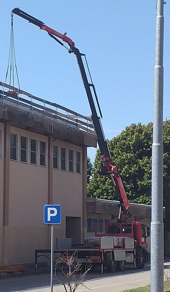 A Trecate iniziata la demolizione della palestra