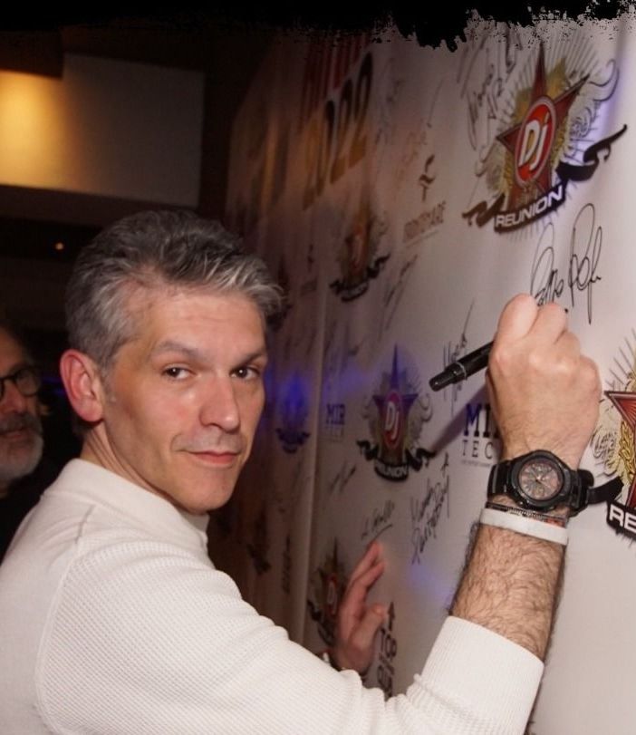Filippo regis firma il wall della &quot;Dj Reunion di Rimini&quot; marzo 2022,dietro Max Monti (Gam Gam) e Maurizio Nari di Nari&amp;Milani.