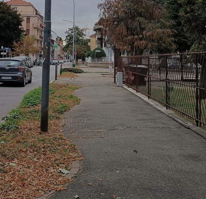 Rimossa l'edicola in disuso in viale Volta