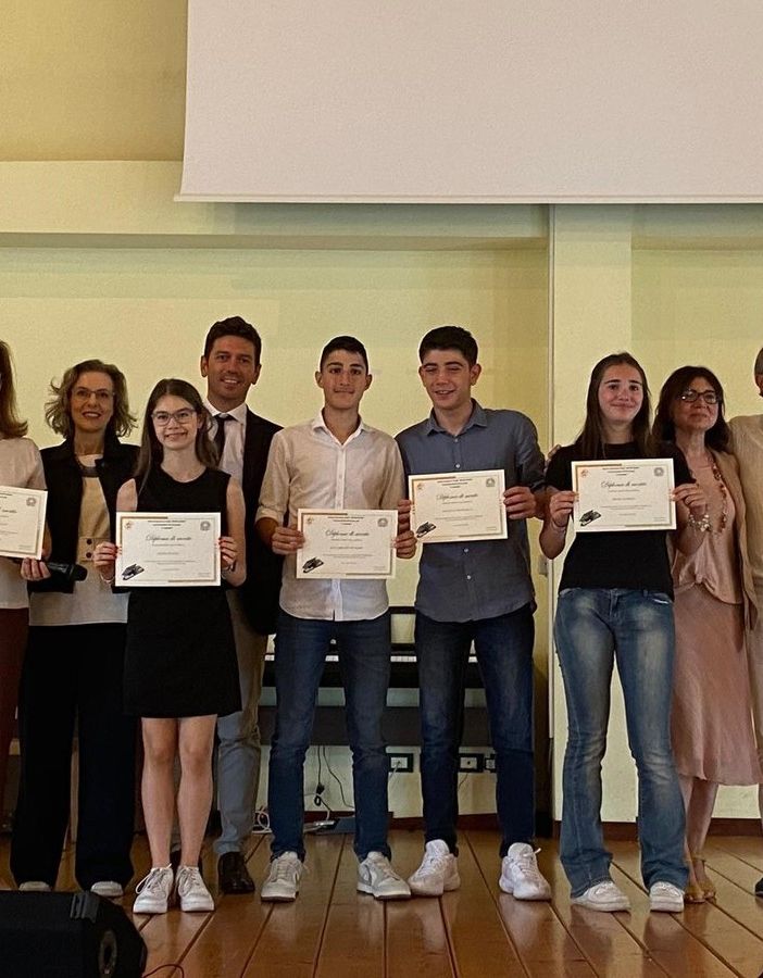 A sinistra Massimo Bassan (Presidente della Federazione Italiana Musher Sleddog Sport), a destra il notaio Claudio Limontini (Presidente dello Sporting Club Monterosa Novara)