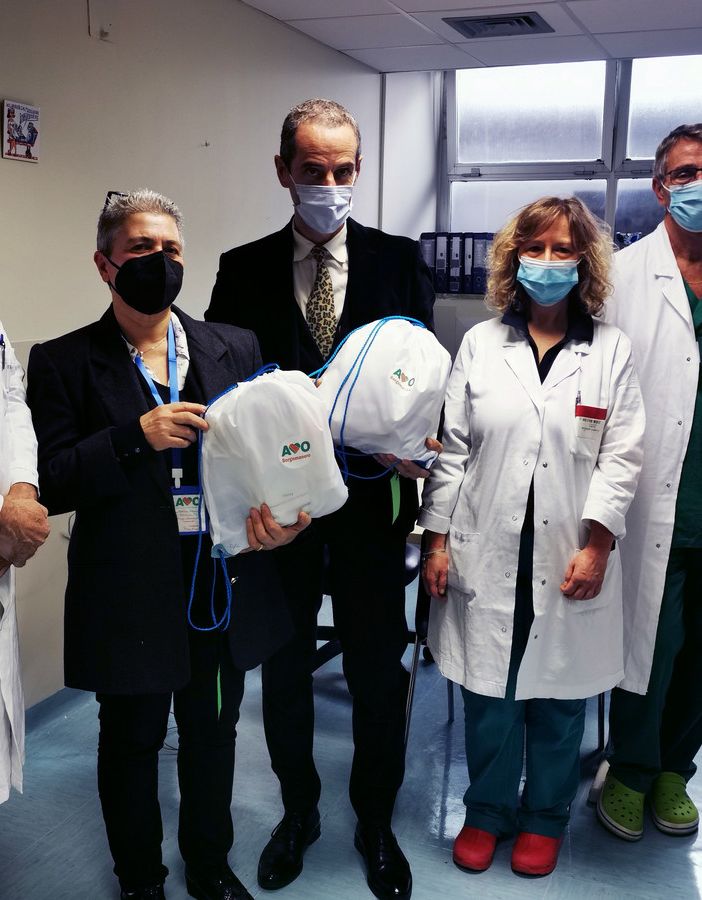 Dall’Associazione Volontari Ospedalieri di Borgomanero uno zainetto per i pazienti fragili in emergenza