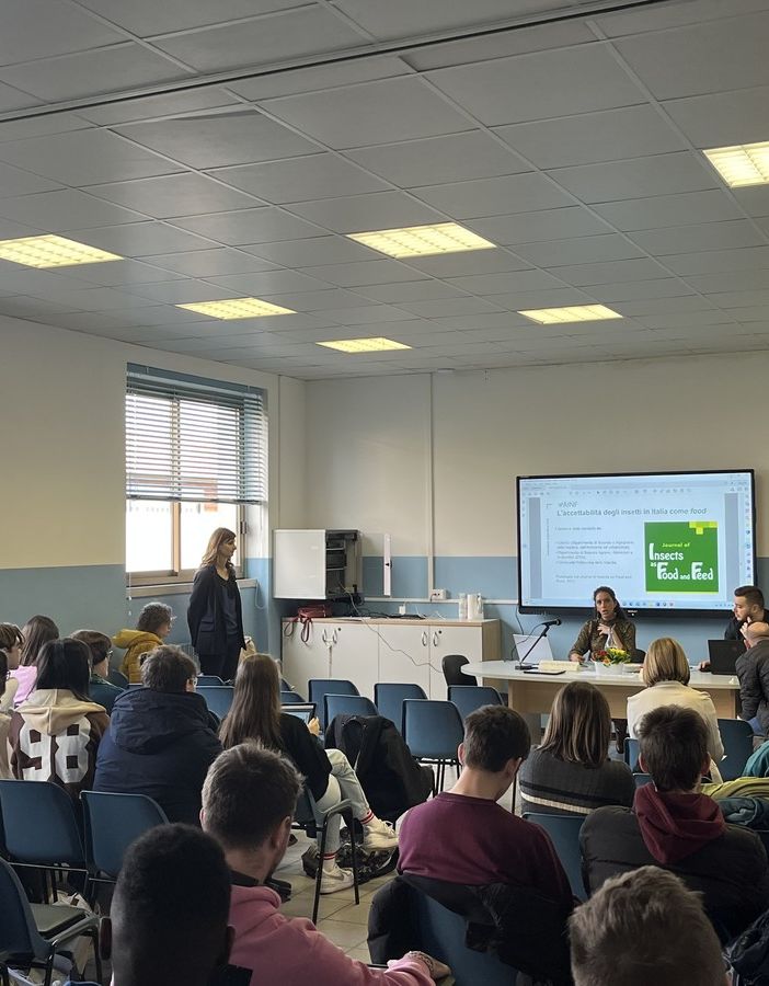 All’Alberghiero Ravizza un seminario su farina di grilli e insetti edibili