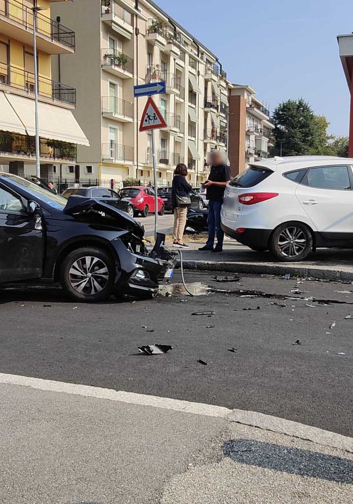 Scontro tra due auto nei pressi della scuola primaria e dell’infanzia Bottacchi
