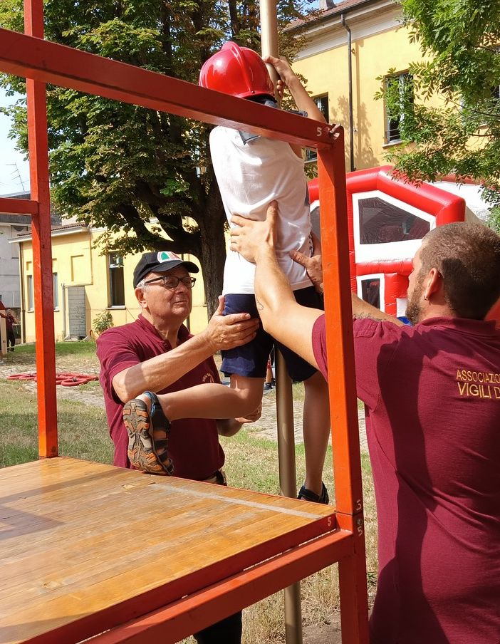 Grande festa al centro estivo dell’oratorio di Lumellogno con la visita del vescovo Brambilla