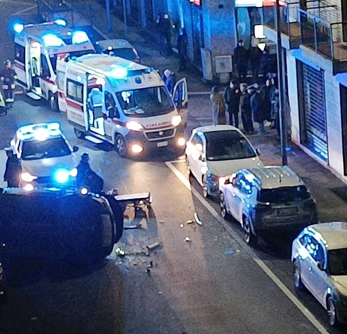Auto si ribalta in viale Roma, 44enne trasportato in codice rosso all'ospedale di Novara