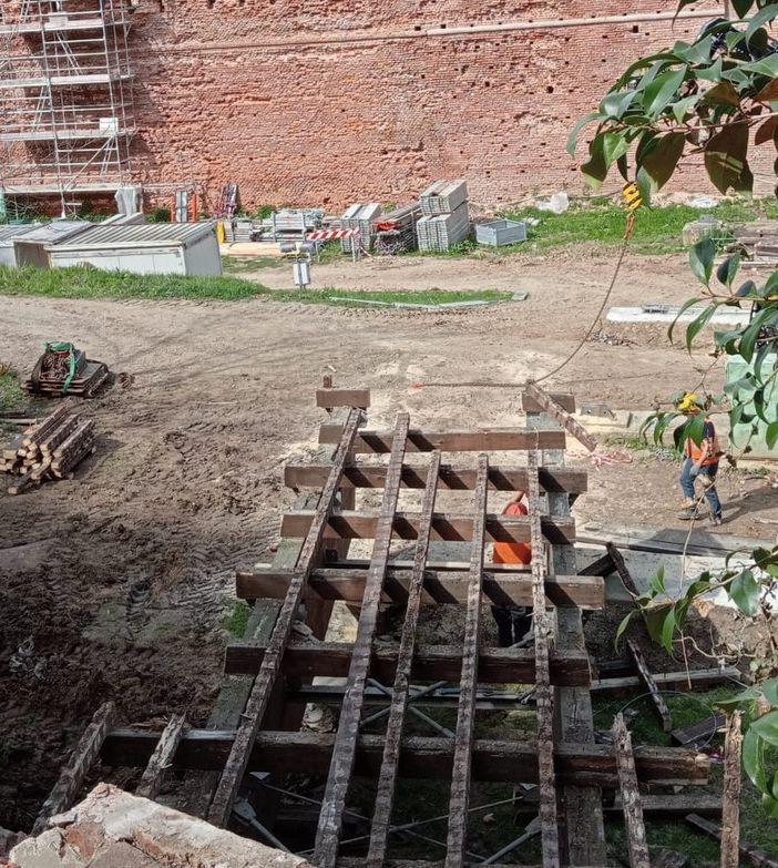 Castello Visconteo Sforzesco: al via la demolizione del ponte pedonale