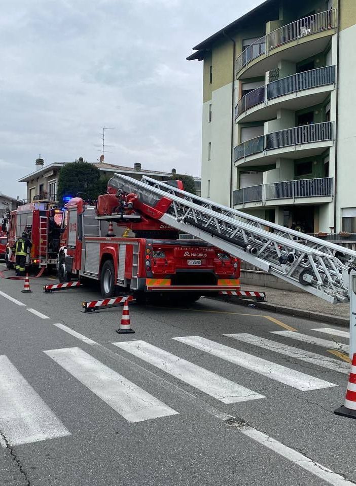 Novara, incendio in corso Milano: sette evacuati