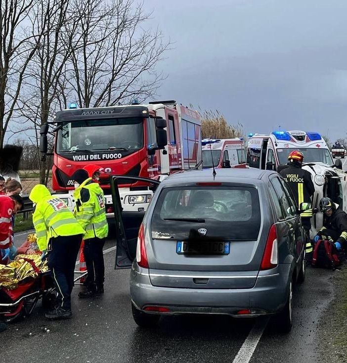 Incidente stradale a Novara: coinvolte tre autovetture, di cui una si è ribaltata