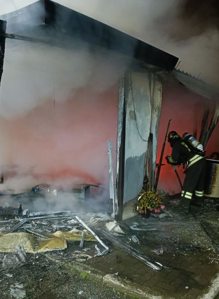 Invorio: incendio in un bar all'interno di un parcheggio con un distributore di benzina