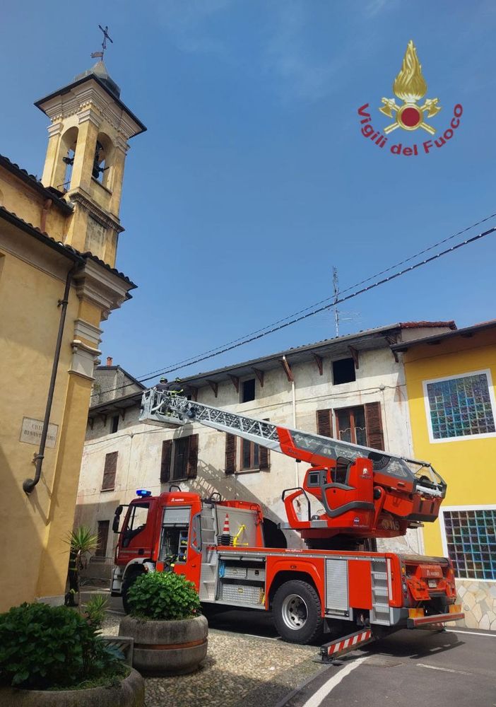 Intervento dei Vigili del Fuoco a Bellinzago: rimozione di parti pericolanti da un tetto
