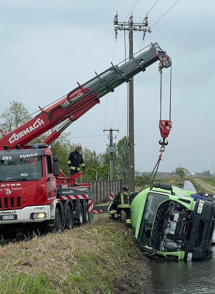 Cisterna si ribalta in un canale a Trecate