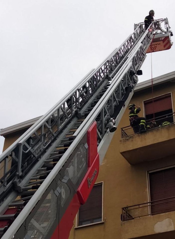 Intervento di soccorso con auto scala dei Vigili del Fuoco di Novara