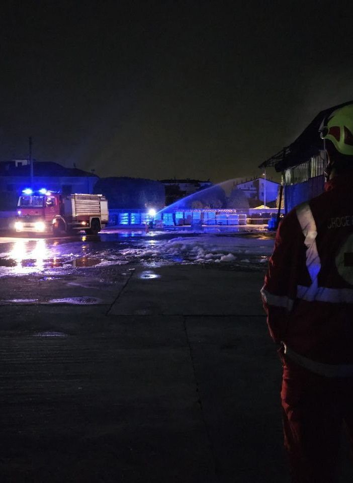 Intervento dei vigili del fuoco per domare un incendio di un capannone a Borgomanero