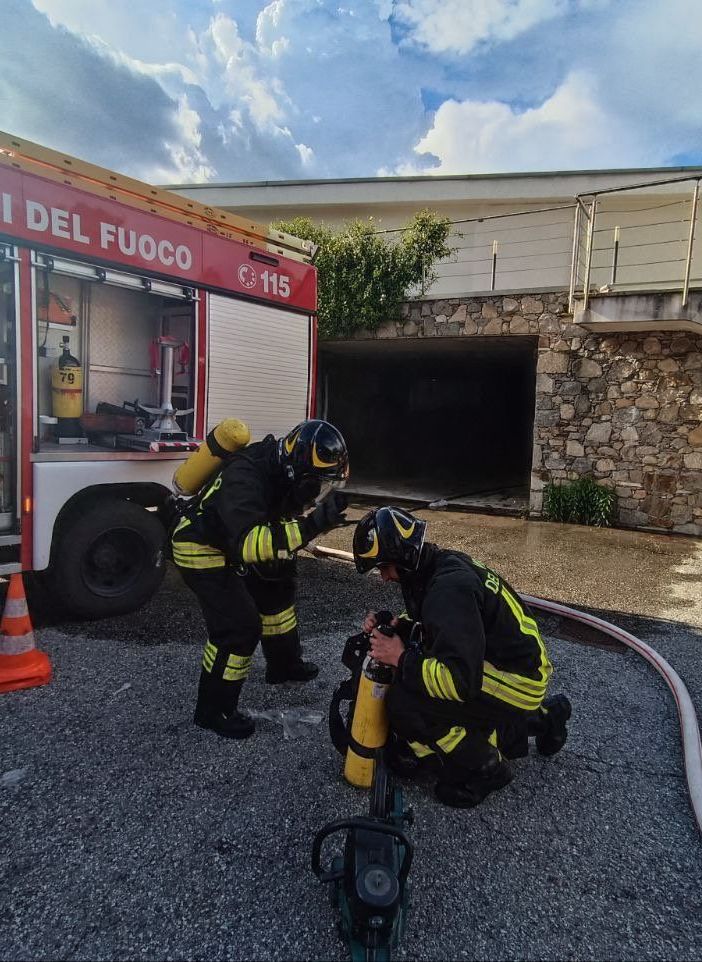 A fuoco un box a Oleggio