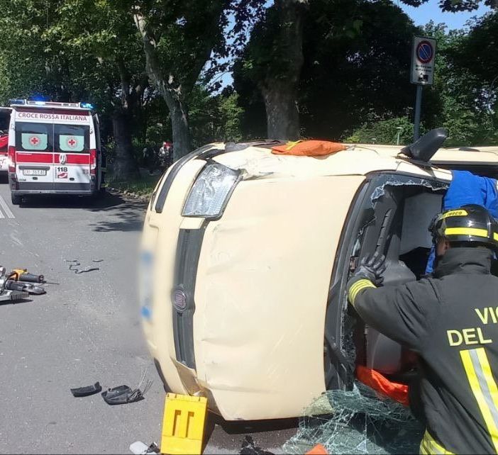 Auto si ribalta in viale Giulio Cesare