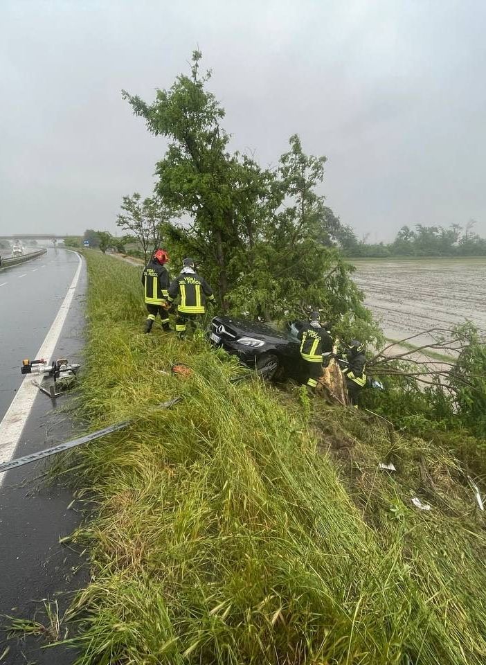 Incidente sulla tangenziale di Novara, auto finisce contro un albero