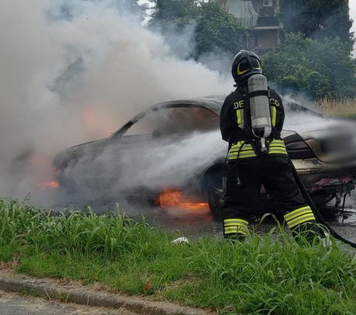 A fuoco un auto a Galliate