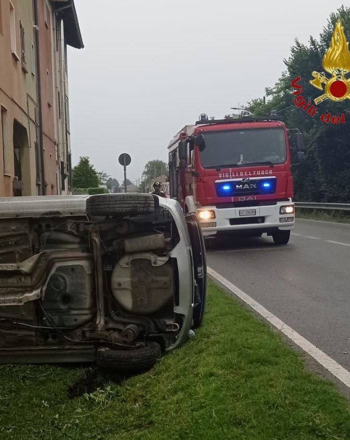 Borgomanero: veicolo colpisce il muro di una casa e si ribalta
