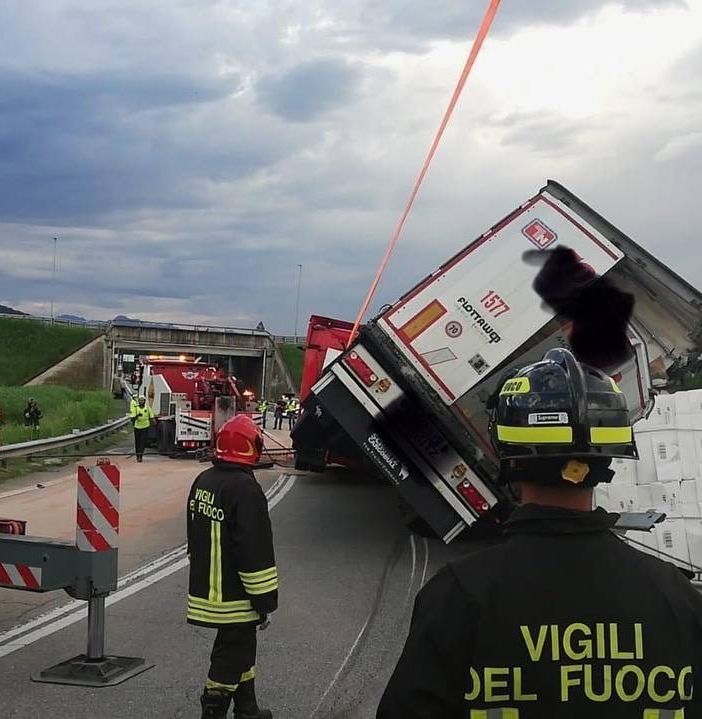 Autoarticolato si ribalta sulla A26