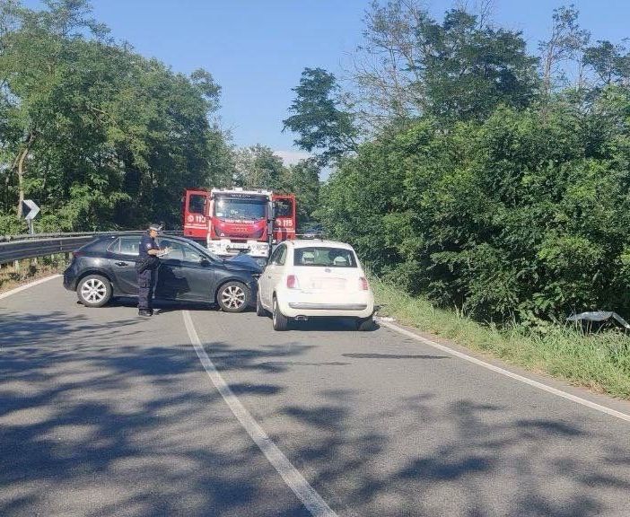 Incidente a Cameri: tre auto coinvolte, una finisce in un fosso
