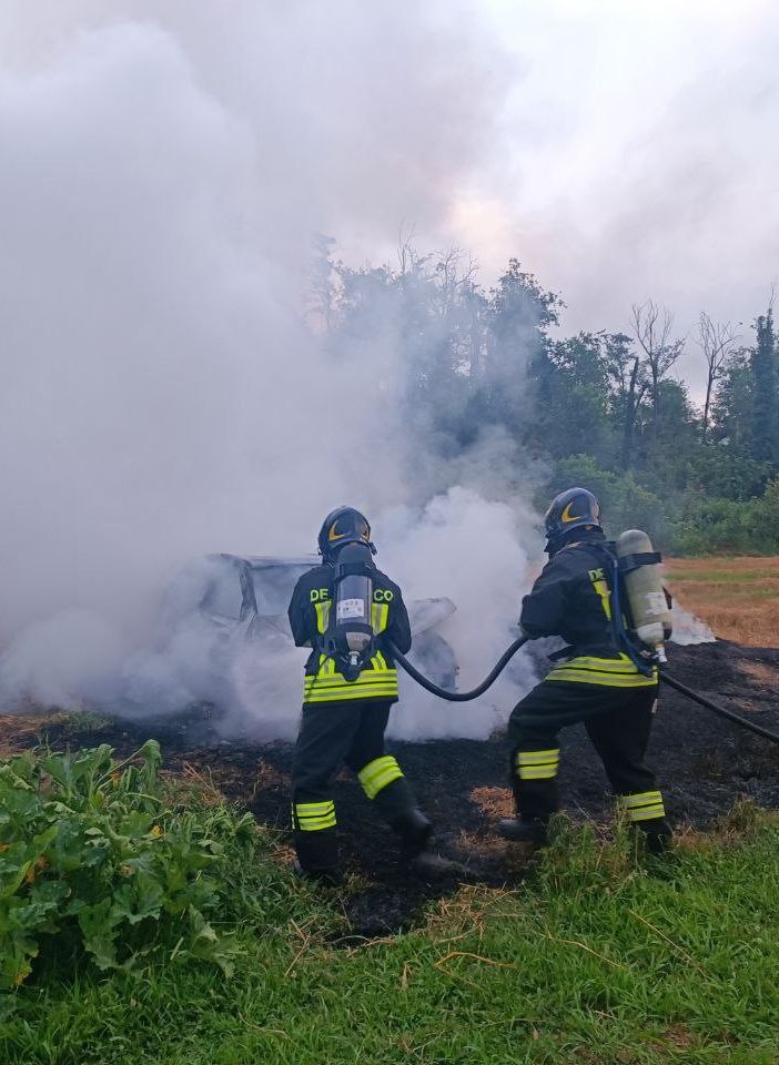 Incendio di un'autovettura a Borgo Ticino, nessun ferito