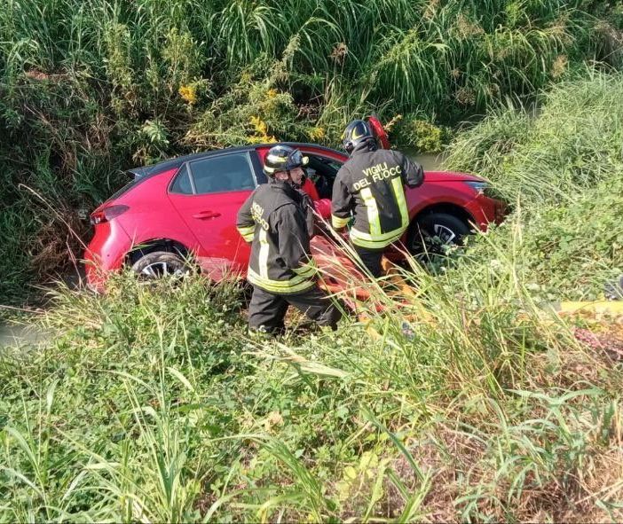 Incidente frontale sulla SP11: cinque feriti, due incastrati tra le lamiere