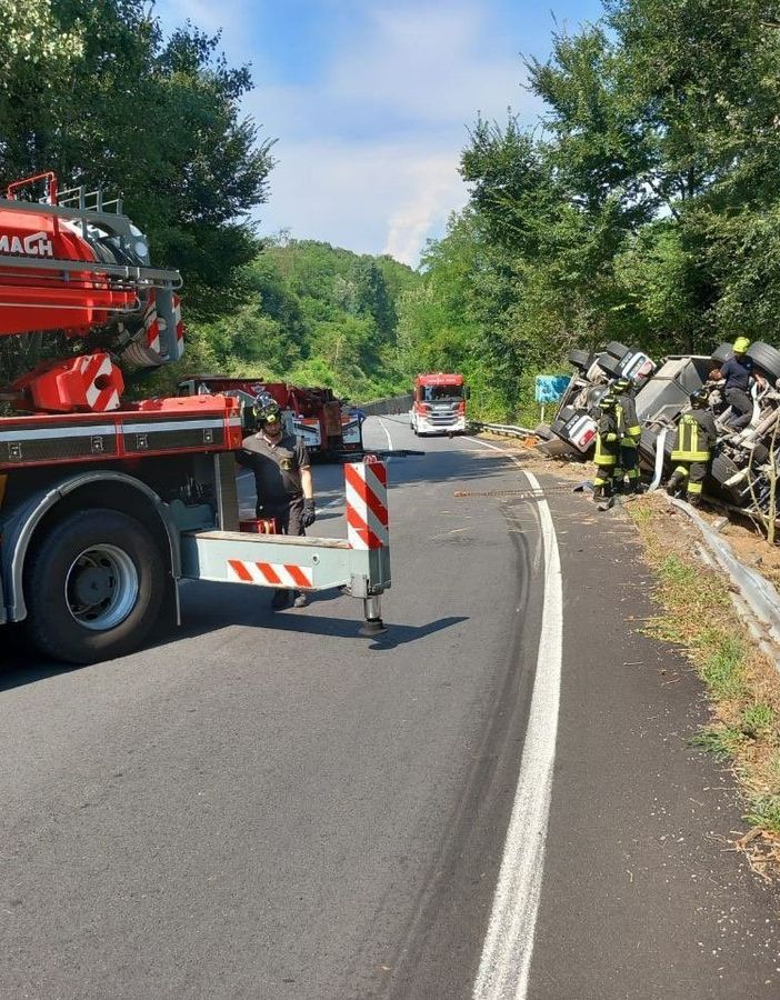 Camion si ribalta e prende fuoco a Borgo Ticino