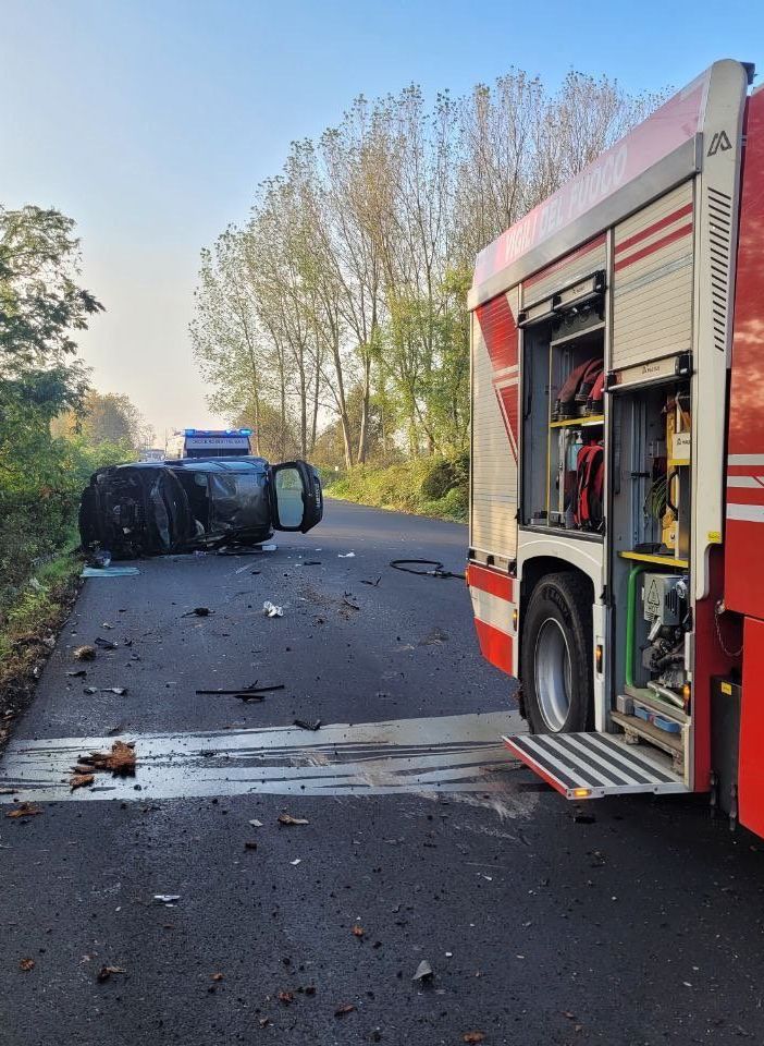 Incidente a Novara: un'auto ribaltata, il conducente incastrato tra le lamiere