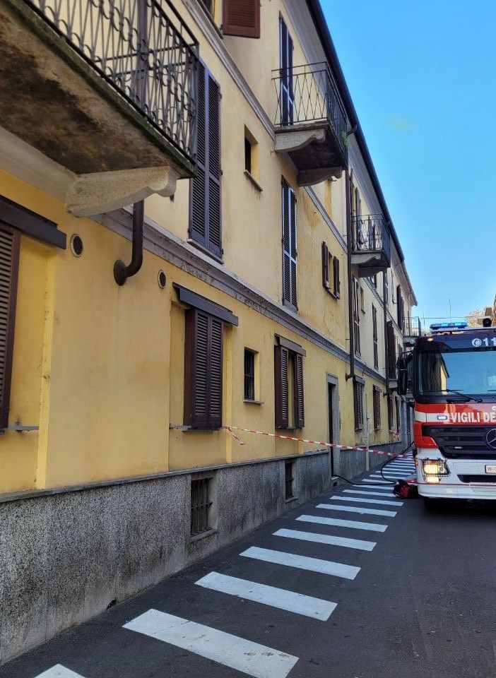 Incendio in appartamento a Novara: donna trasportata all'ospedale