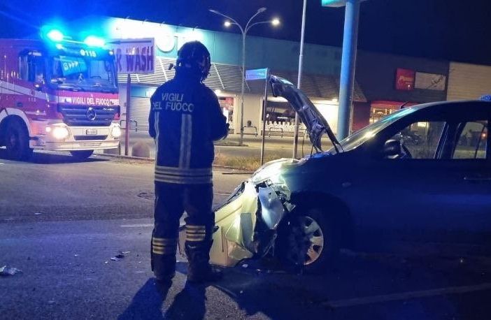 Incidente stradale a Trecate: tre auto coinvolte e diversi feriti