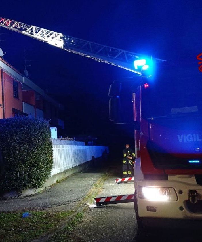 Galliate, incendio in garage nella notte: intervento dei vigili del fuoco