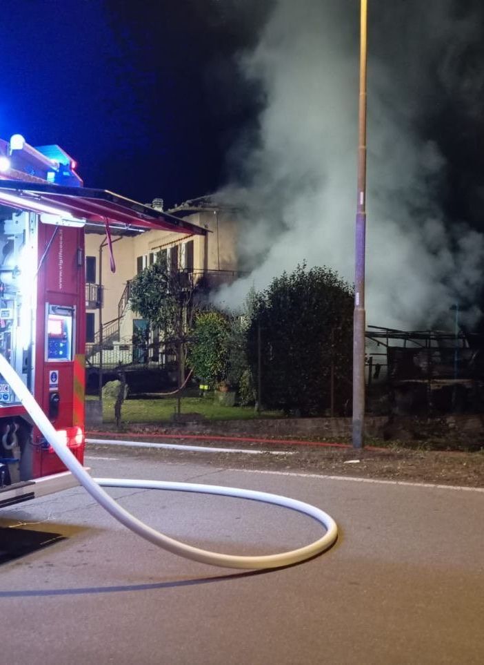 Incendio a Pisano: vigili del fuoco intervengono per domare le fiamme