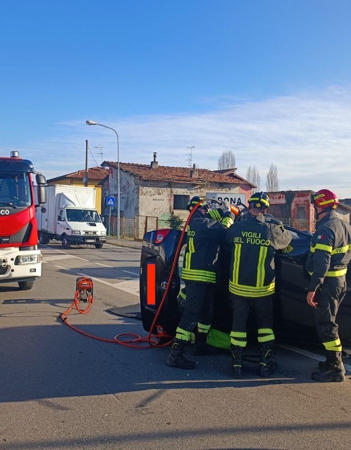 Scontro tra due auto ad Arona, tre persone coinvolte