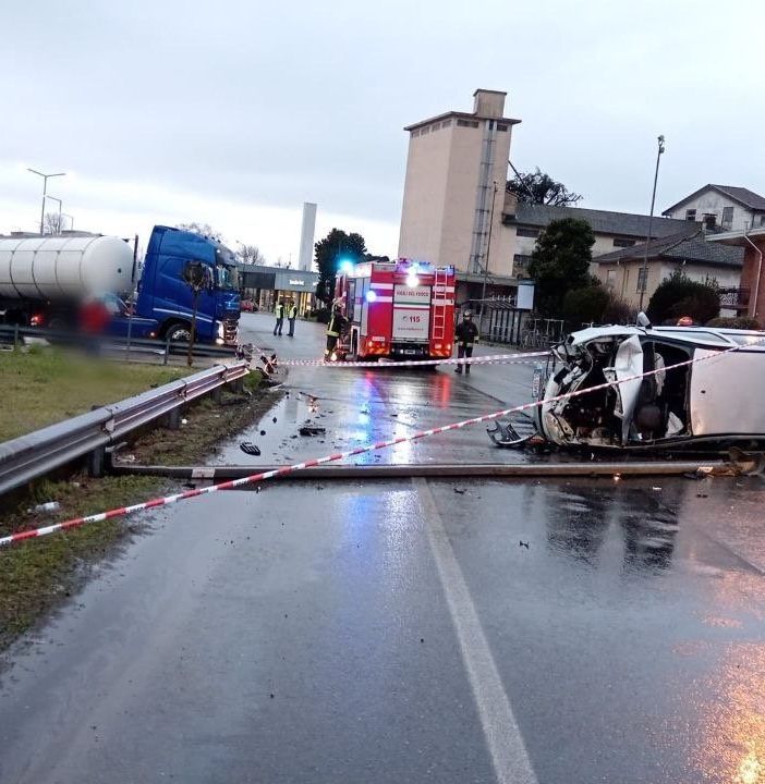 Novara: incidente stradale all'alba in Corso Vercelli, auto si ribalta