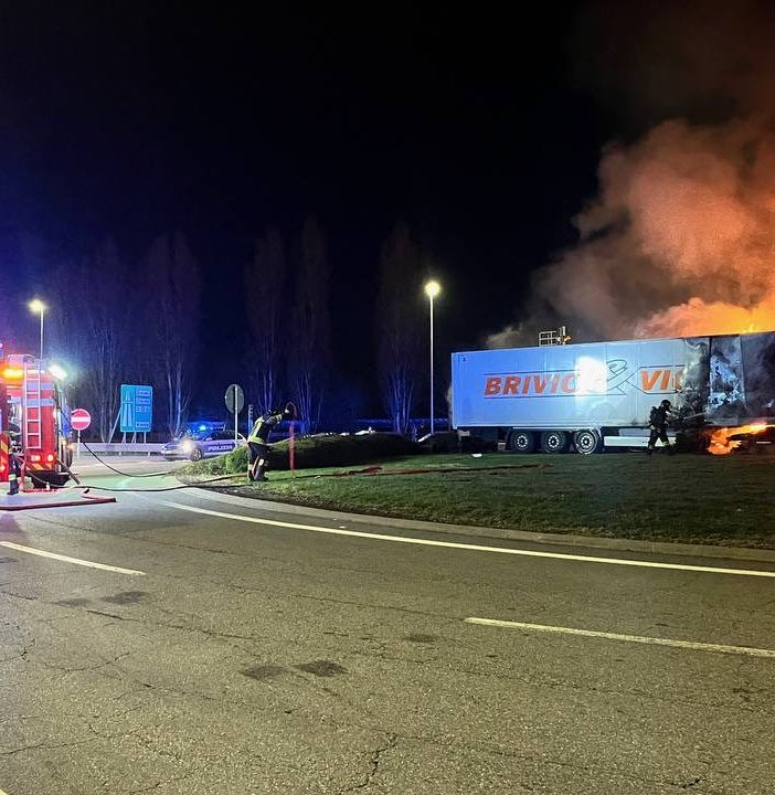 Incidente a Vicolungo: un camion si schianta sulla rotonda e prende fuoco