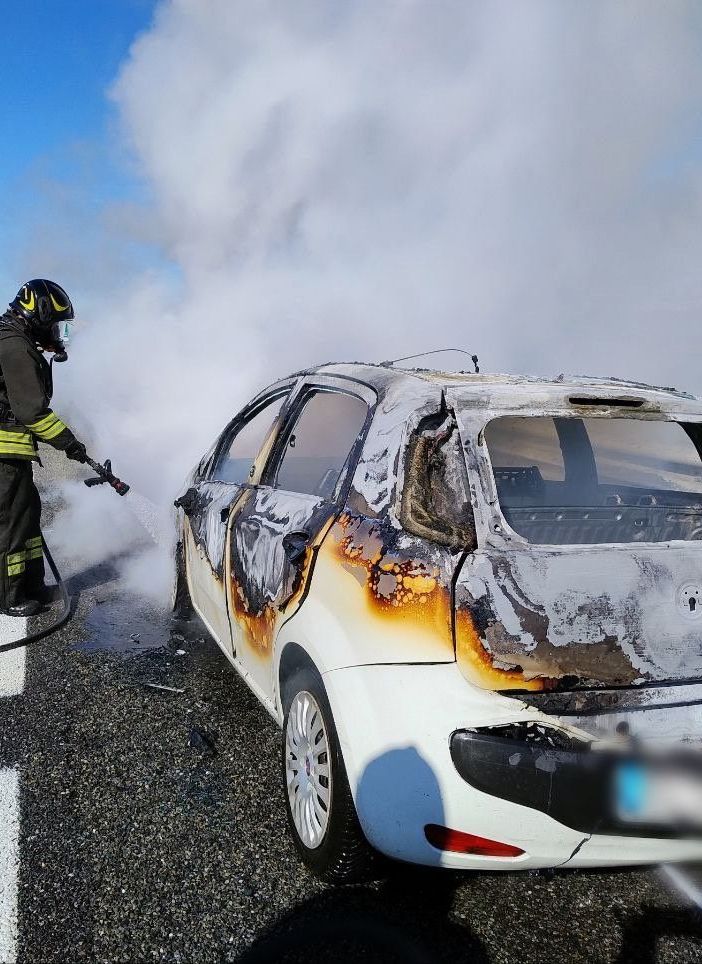 Auto in fiamme sulla A4: intervento dei Vigili del Fuoco di Novara