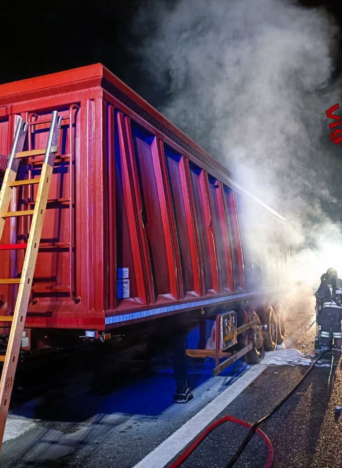 Camion prende fuoco sulla A26