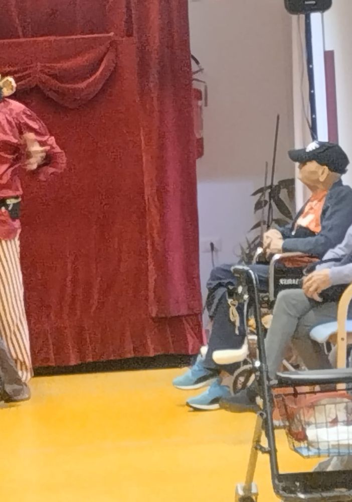 Ritornare bambini con i burattini: in scena alla Rsa “M. squarini” di Momo il ventriloquo Demetrio Bazzotti