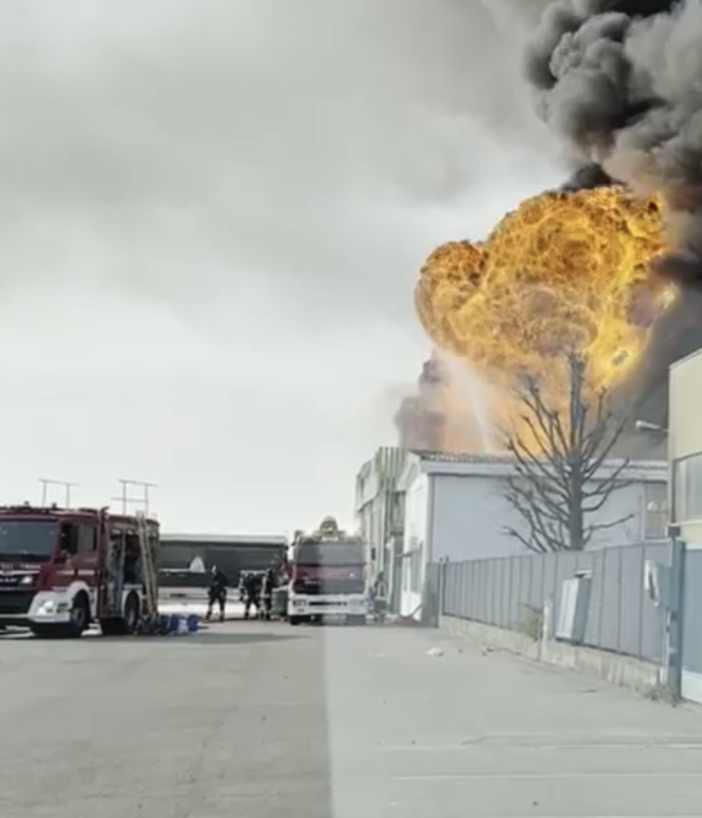 Incendio Novara: 30 operai i primi a dare allarme VIDEO